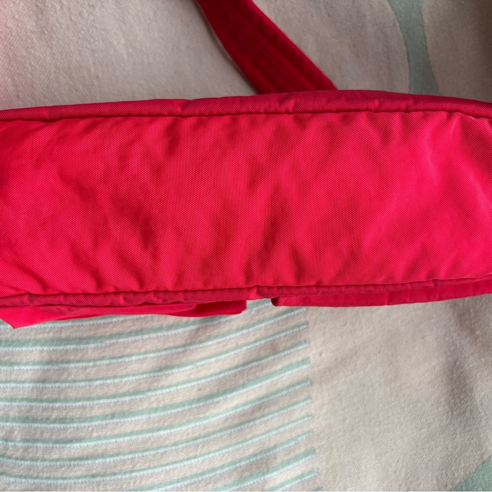 Baggu Cargo Shoulder Bag in Candy Apple Red- 2024 black zipper version - Picture 6 of 7